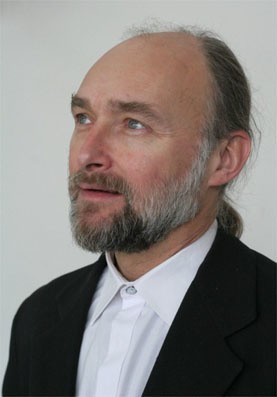 Zajęcia prowadził Janusz Łagodziński - aktor i reżyser z bogatym doświadczeniem teatralnym i pedagogicznym.