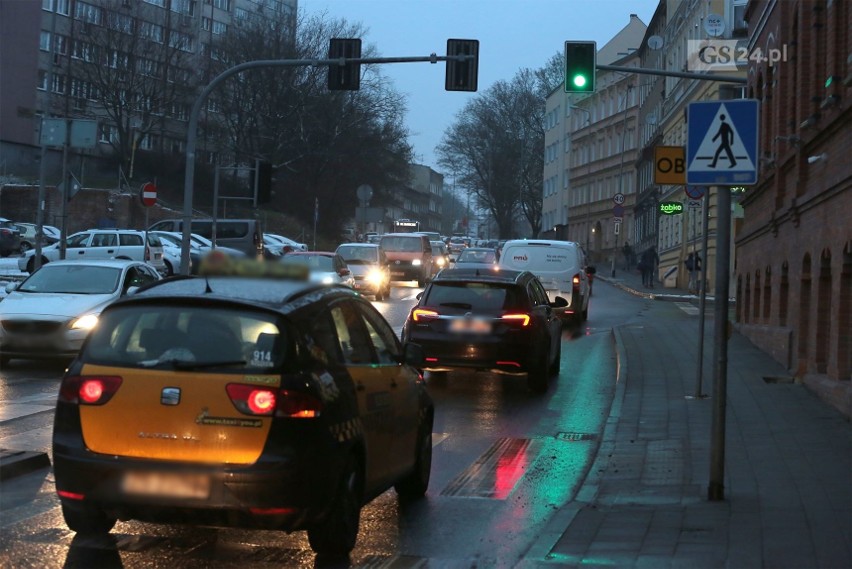 Szczecin. Zmiany na Niebuszewie i korki. Sprawdzamy, jaka jest sytuacja po rozpoczęciu przebudowy torowisk. ZDJĘCIA - 11.01.2021