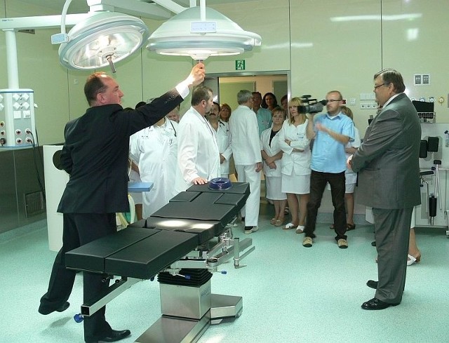 Andrzej Dembowski, wicedyrektor szpitala, pokazuje salę do zabiegów chirurgicznych.