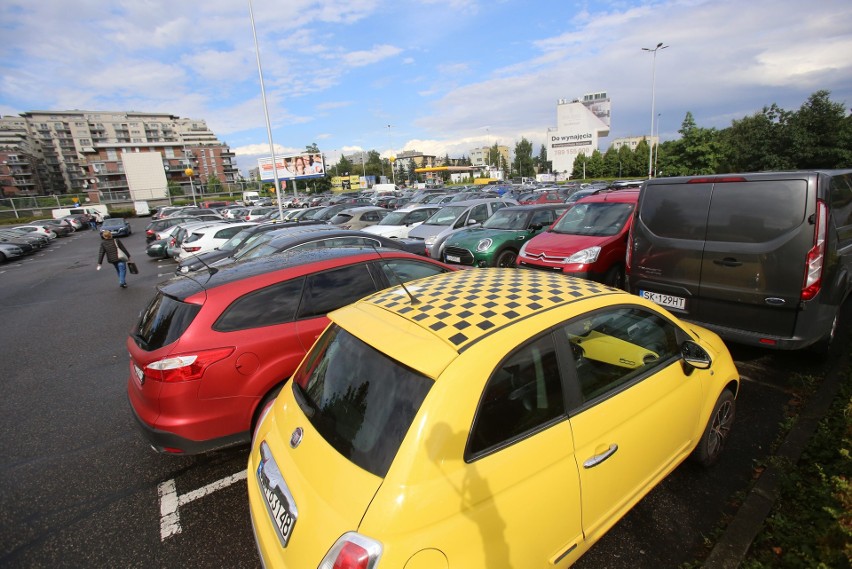 Niedziela handlowa. Parkingi i sklepy pełne! Przy...