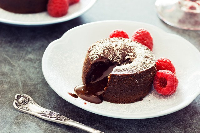 Czekoladowa babeczka z płynnym środkiem znana jest jest pod nazwą czekoladowy fondant. Rozkosznie wypływająca czekolada ze środka to raj dla łasuchów.