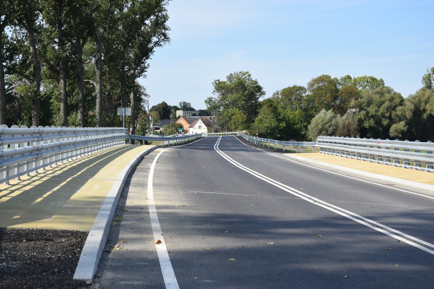 Wyremontowana droga i nowy most w Racławicach Śląskich.
