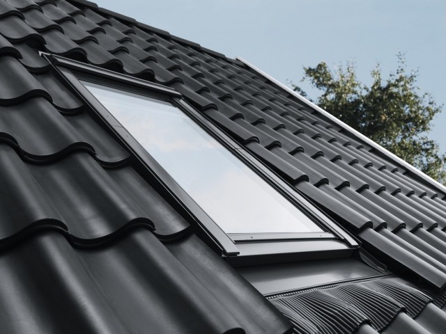 Obniżony montaż okien poprawia izolacyjność termiczną i sprawia, że okno jest bardzie zlicowane z powierzchnią dachu.