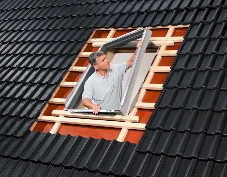 Ciepły i szczelny montaż okna dachowego ułatwiają gotowe...