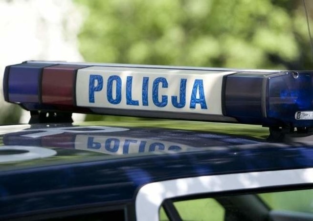 W Czarnicy (gm. Miastko) policjanci zatrzymywali do kontroli kierowcę motoroweru, który jechał bez kasku.