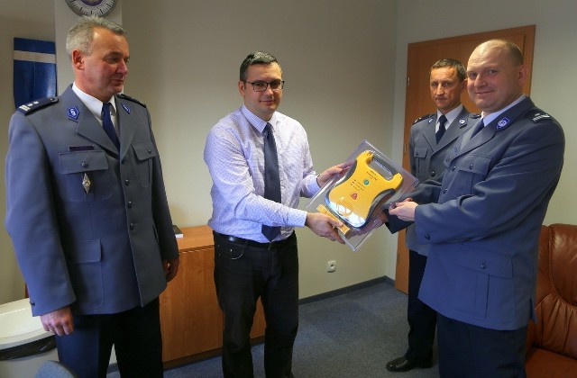 Nowy defibrylator dla fordońskich policjantów przekazał Radosław Ciechacki, wójt gminy Dąbrowa Chełmińska.