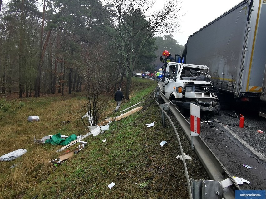 Groźny wypadek we Włocławku. Zderzenie dwóch ciężarówek i samochodu dostawczego [zdjęcia]