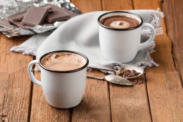 Filiżanka gorącej czekolady dla wielu osób jest idealnym rozgrzewającym napojem na chłodne dni. Kliknij w obrazek i przesuwaj strzałkami, aby zobaczyć składniki gorącej czekolady.