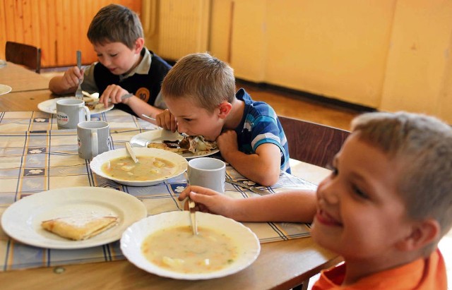 Coraz mniej dzieci je obiady w szkołach, bo rodziców nie stać na tak duży wydatek