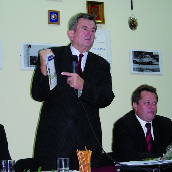Józef Jeżewicz prezes PKP PLK i Jarosław Zieliński (z prawej) podczas spotkania na temat dalszych losów kolei w Czeremsze