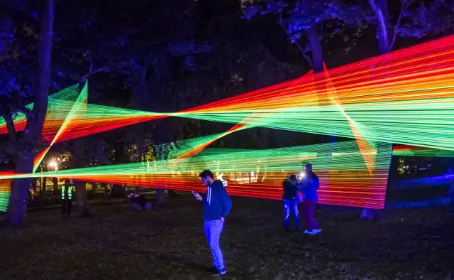 Rozpoczęła się największa letnia impreza kulturalna w Toruniu - Bella Skyway Festival. Na dziewiątą edycję festiwalu, który potrwa do 27 sierpnia, złożyło się dwanaście instalacji i cztery projekcje autorów z siedmiu krajów.Zobaczcie wideo z 2016 roku: