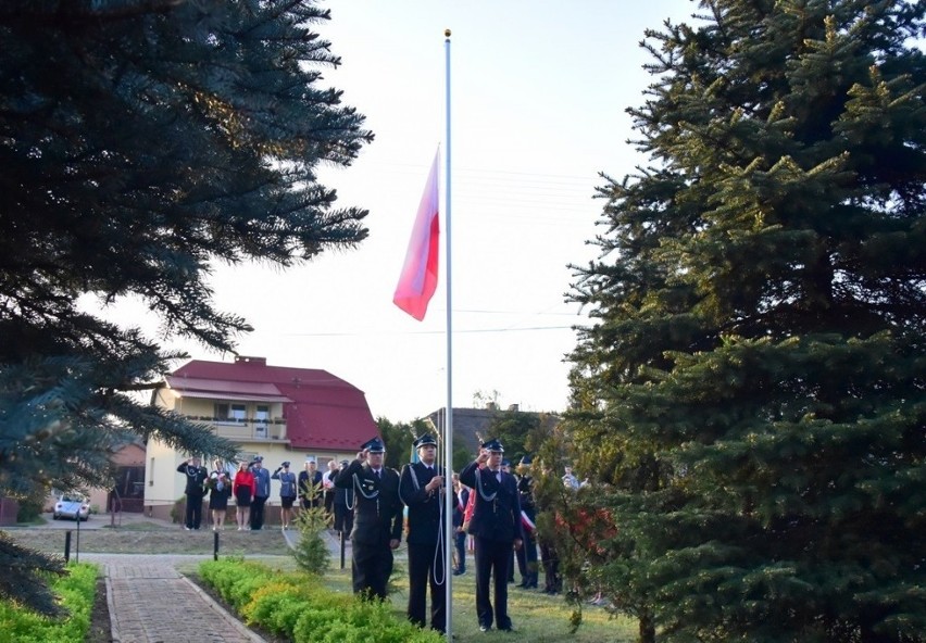 Dwa maszty  flagowe w centrum Sobowa. Flagi będą powiewać przy pomniku dla wolnych obywateli