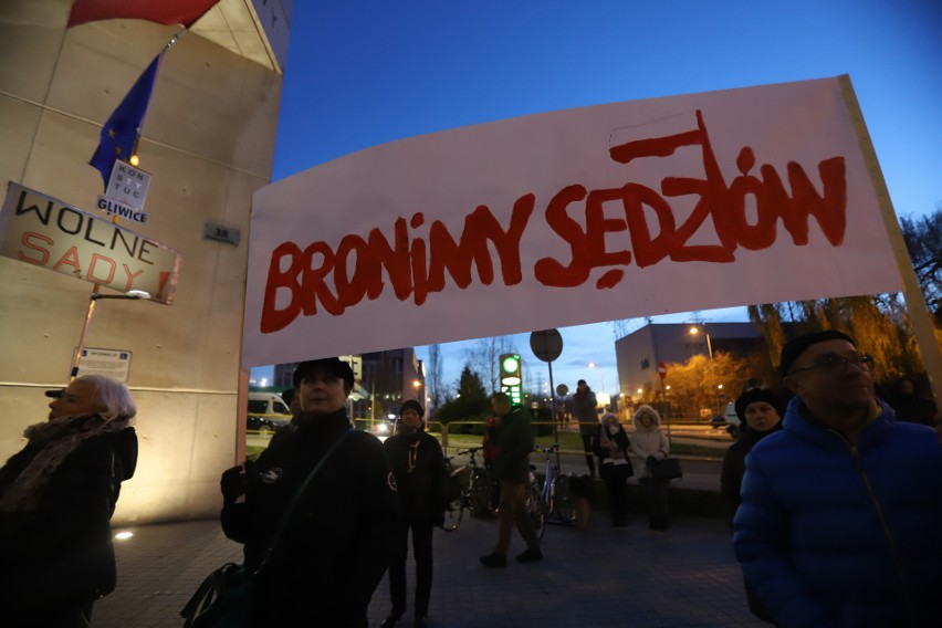 Demonstracja solidarności z sędziami przed Sądem Okręgowym w...