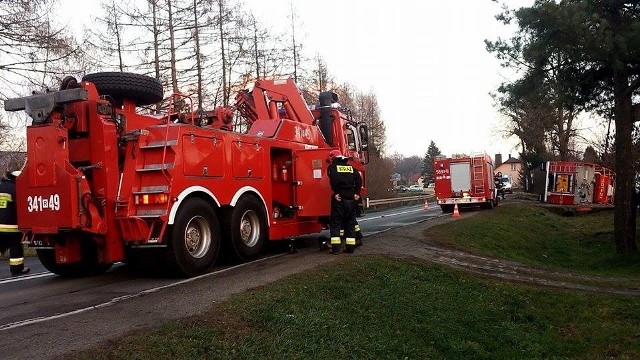 Do zdarzenia doszło przed godz. 14. w Dobrzechowie k. Strzyżowa. - Prawdopodobnie na zakręcie kierowca stracił panowanie nad pojazdem i wjechał do rowu. Został lekko ranny - wyjaśnia Anna Klee z zespołu prasowego KWP.Dyżurny wojewódzkiej straży pożarnej tłumaczy, że strażacy jechali do pożaru w Dobrzechowie w pow. strzyżowskim, gdzie paliła się stodoła. O zdarzeniu poinformował nas internauta.