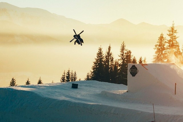 Największy w Polsce snow park – Goobaya SnowPark, zaprojektowany i prowadzony przez topowych w kraju zawodników freestyle. Sprawdź inne zimowe atrakcje PKL w Krynicy czy Zakopanem