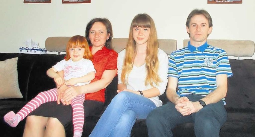 Rodzina w komplecie: pani Krystyna z Moniką, Paulina i pan...