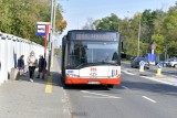 Radom. Więcej autobusów pojedzie już w ten weekend na cmentarze. Miasto uruchomi dodatkowe linie autobusowe