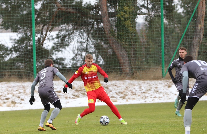 Korona Kielce wygrała sparing z Wisłą Puławy. Testowany był Artur Amroziński, zagrał już Dalibor Takać. Zobacz zdjęcia