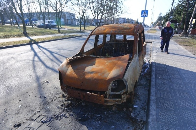 Wrak spalonego samochodu wciąż stoi na parkingu przy  ul....