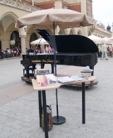 Z pianinem przez świat, czyli Arne Schmitt na krakowskim Rynku [ZDJĘCIA]