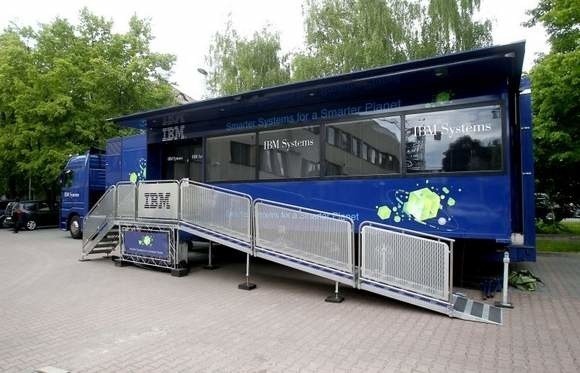 Unizeto/Szczecin: Szkolili w mobilnym centrumTak pojazd szkoleniowo-konferencyjny IBM wygląda z zewnątrz.