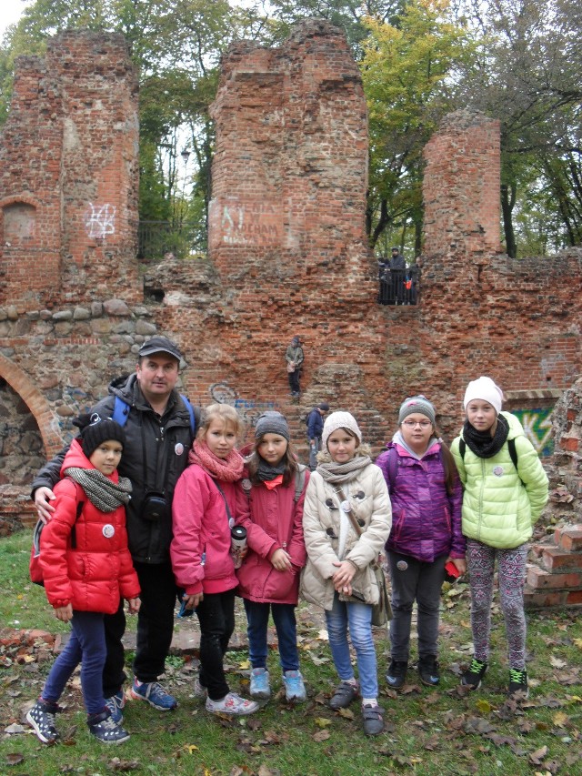 Nieszawska ekipa rajdu z opiekunem Maciejem Marjańskim w ruinach raciążeckiego zamku biskupów włocławskich.