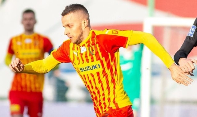 Piłkarze Korony Kielce przegrali w 23. kolejce PKO Ekstraklasy z Wisłą Kraków 0:2. Tak to spotkanie skomentował Marcin Cebula, pomocnik Korony. -Gra nie wyglądała najgorzej, ale co z tego, kiedy trzy punkty zostają w Krakowie. Tak naprawdę to my nakręcaliśmy Wisłę, mówiliśmy sobie przed meczem, żeby uważać na pierwsze 10, 15 minut, a po naszym błędzie rywale zdobyli bramkę. Mieliśmy swoje sytuacje, natomiast kolejny raz ich nie wykorzystaliśmy.  Po dzisiejszym meczu nasza sytuacja się pogorszyła, ale musimy patrzeć na siebie. Walczymy dalej. Ta gra nie wyglądała źle i jeśli zaczniemy wykorzystywać szanse, to uda nam się utrzymać. Brakuje zimnej krwi w polu karnym, przez co z przodu mamy zerowy dorobek - powiedział po meczu Marcin Cebula, cytowany przez oficjalną stronę Korony. (dor)