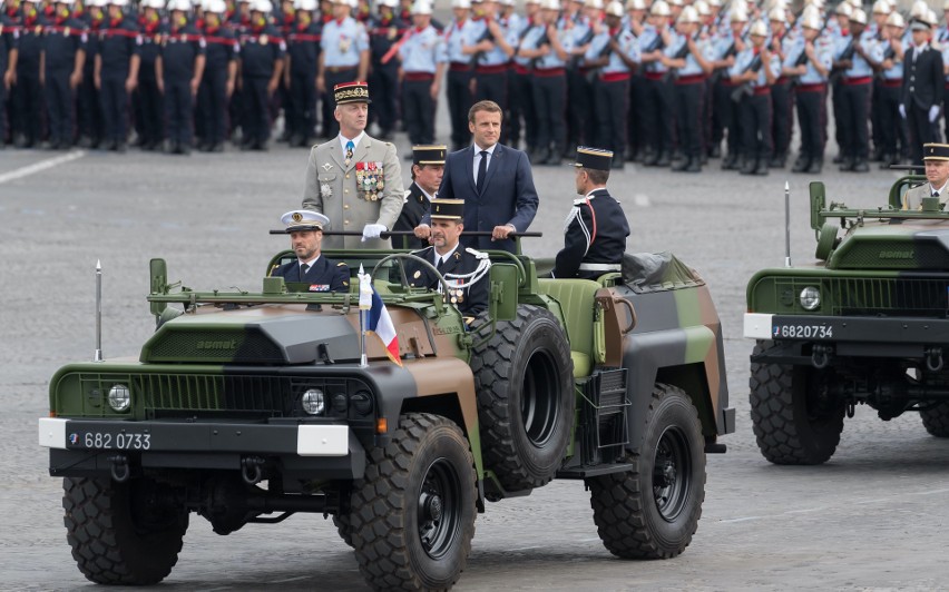 Francja: Dzień Bastylii. Skromna parada wojskowa w Paryżu i...