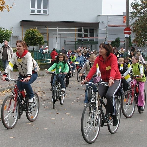 Młodzież w asyście policji i pedagogów ruszyła z placu przed Szkołą Podstawową nr 19