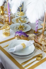 Złoto, srebro i… strusie pióra na stole - inspiracje na karnawałowe przyjęcia