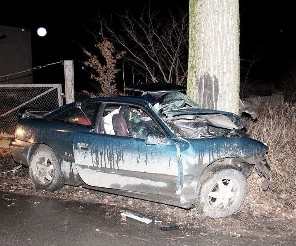 Opel calibra wbił się w drzewo. Kierowca auta nie przeżył.
