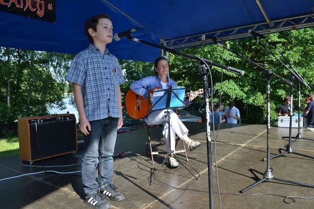 Paweł Zieliński z MDK nr 2 wyśpiewał na festiwalu III nagrodę. Akompaniowała mu na gitarze Anna Grzybek-Korzeniewska