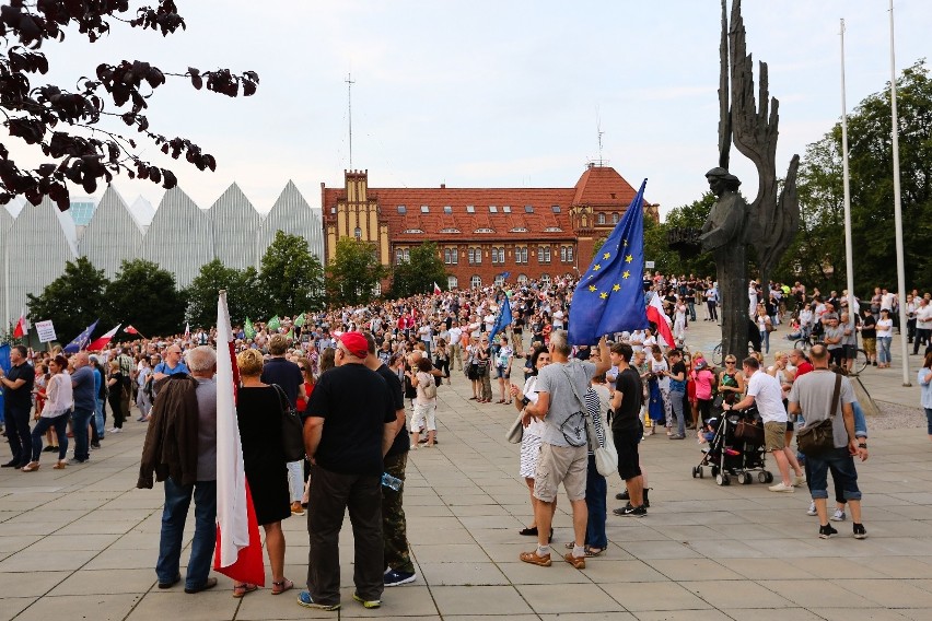 Protest na Placu Solidarności przeciwko reformie sądów. Przyszedł tłum [zdjęcia, wideo] 