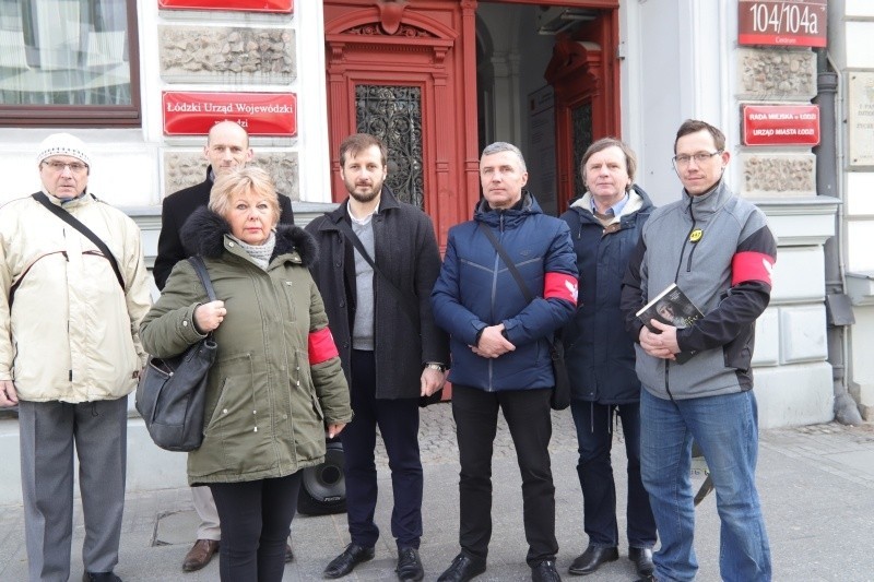 Protest pod Urzędem Miasta Łodzi przeciwko al. Adamowicza