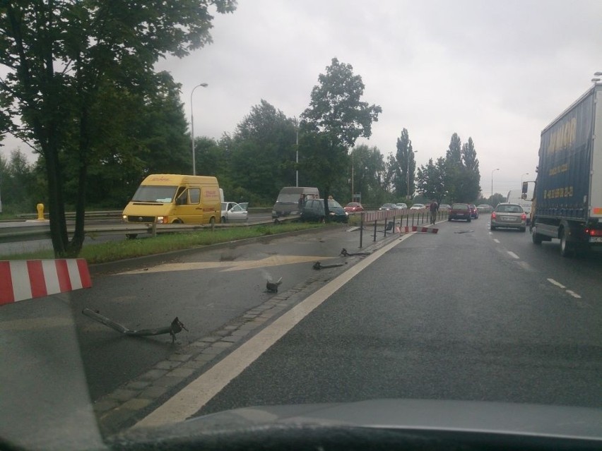 Wrocław: Wypadek na al. Jana III Sobieskiego. Kobieta wpadła w poślizg (FOTO)