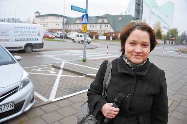 Katarzyna Nazarko jest pielęgniarką w pobliskiej poradni rodzinnej. - To miejsce parkingowe to nie jest żadne udogodnienie, ale bariera. Ale tak to się właśnie w Polsce buduje - mówi. 