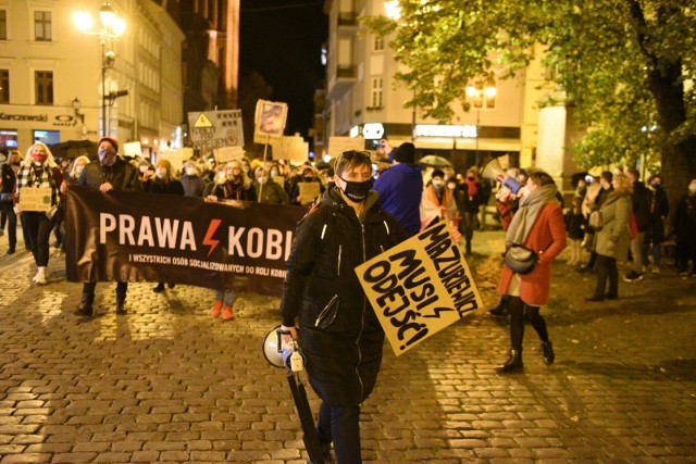Tłumy torunian po raz kolejny zgromadziły się na Rynku Staromiejskim, aby wyrazić swoje niezadowolenie z powodu decyzji Trybunału Konstytucyjnego. Zobaczcie na zdjęciach jak protestowano w Toruniu!