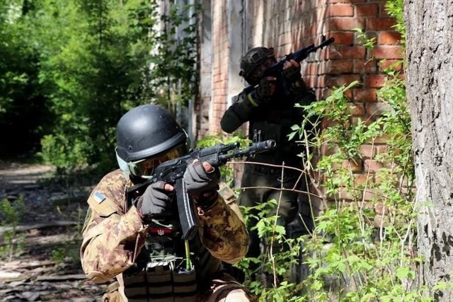 Prezydent Ukrainy Wołodymyr Zełenski odniósł się do sytuacji na froncie. "Ucieczka to dla rosyjskich żołnierzy dobry wybór" - powiedział w zamieszonym w mediach społecznościowych wystąpieniu