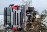 Ciężarówka wpadła do rowu pod Oławą. Utrudnienia na drodze krajowej 94