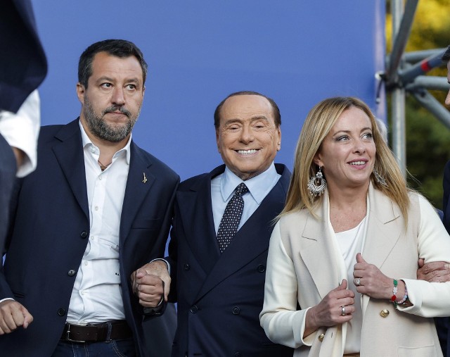 Włoskie stacje telewizyjne Rai, La7, Sky TG24 i Mediaset ogłosiły wyniki exit polls natychmiast po zamknięciu lokali wyborczych