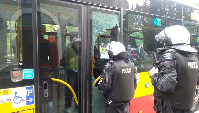 Przed meczem Widzewa kibole ŁKS obrzucili kamieniami autobus! zdjęcia, FILM