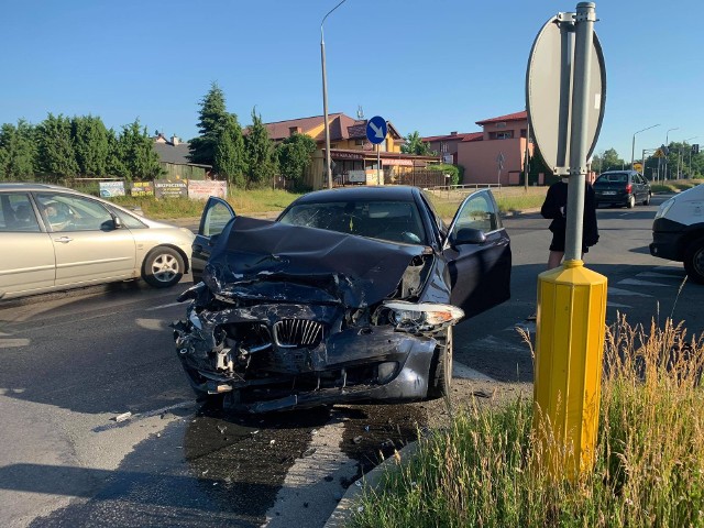 Do zdarzenia doszło na kilka minut przed godziną 6 rano. U zbiegu ulicy Wierzbickiej i Czarnoleskiej zderzyły się ze sobą dwa auta.