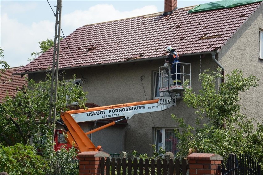 Mieszkańcy Landzmierza usuwają skutki trąby powietrznej,...