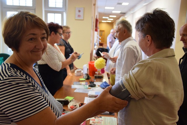 Już po raz trzeci w holu starostwa powiatowego zorganizowano akcję promującą zdrowy styl życia „Biały Wtorek – wszystko dla zdrowia”. Wszyscy chętni mogli skorzystać z bezpłatnych badań: na zawartość cukru we krwi, spirometrii, pomiaru ciśnienia i poziomu tkanki tłuszczowej, badania smokolajzerem (zawartość tlenku węgla w wydychanym powietrzu). Była też możliwość założenia alkogogli - okularów umożliwiających widzenie świata oczami osoby pijanej, mającej 1 promil alkoholu we krwi.Strażacy z komendy powiatowej w Oleśnie przeprowadzali kurs udzielania pierwszej pomocy, a olescy policjanci mówili na temat szkodliwości zażywania narkotyków i dopalaczy.Z bezpłatnych badań i porad skorzystało około 250 osób.