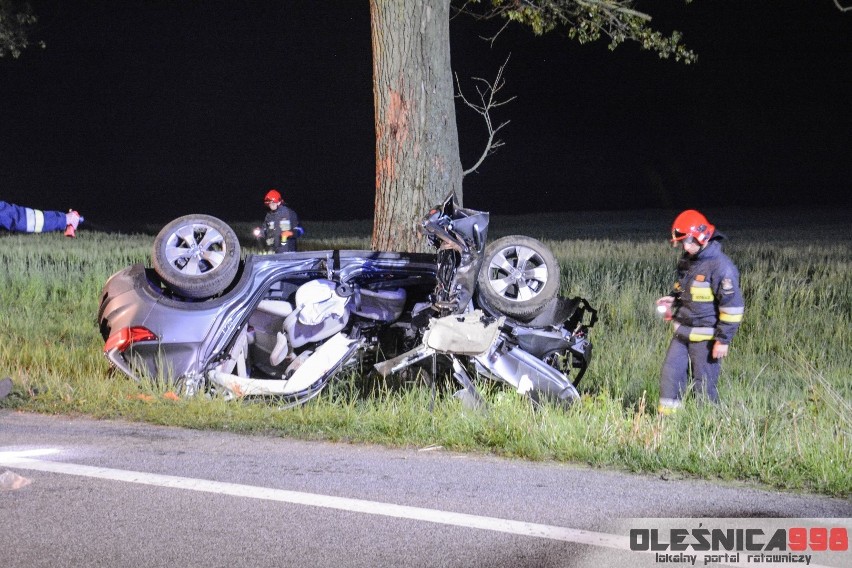 Volvo owinęło się wokół drzewa. Młody kierowca nie żyje [ZDJĘCIA]