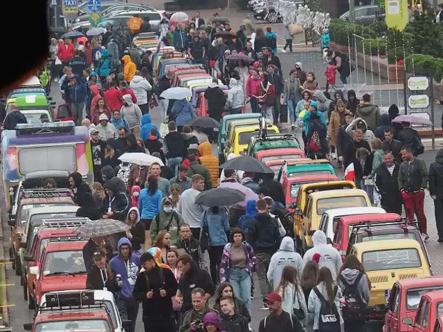 W sobotę (18 września) na rynek łódzkiej Manufaktury wjechało 188 „Maluchów”. Zlot fanów samochodów marki Polski Fiat 126p uczcił 21 lat, od kiedy ostatni samochód tego typu zjechał z linii produkcyjnej w Tychach.ZOBACZ ZDJĘCIA - KLIKNIJ DALEJ