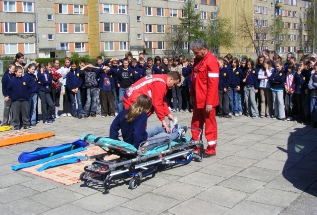 Ratownicy zaprezentowali dzieciom, jak należy udzielić pierwszej pomocy.