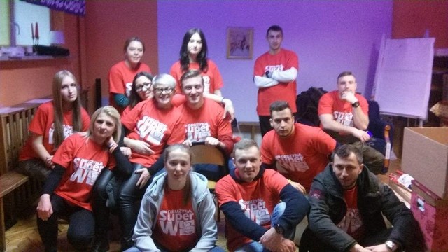 Część wolontariuszy rejonu „Szydłowiec i okolice” w siedzibie sztabu przy ulicy Zakościelnej. W sumie w akcję zaangażowało się ich osiemnastu.