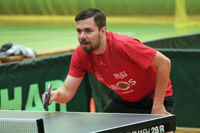Maciej Karmoliński był w meczu z Brzezinami niepokonany. Wygrał oba single i mecz deblowy w parze z Bartoszem Majcherem
