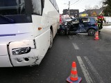 Poronin. Zderzenie autobusu z osobówką. Droga jest całkowicie zablokowana 